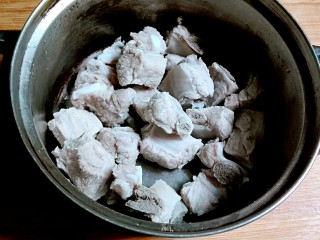 8、打断骨头连着筋的排骨藕汤,捞出排骨，冲洗干净