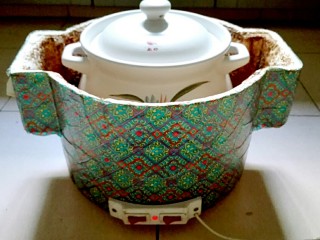 16、打断骨头连着筋的排骨藕汤,砂锅移到焐锅里面，高火两个小时