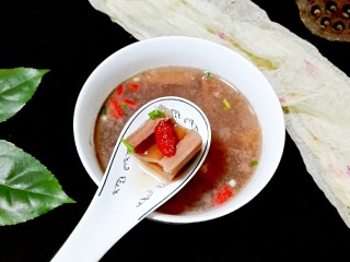 19、打断骨头连着筋的排骨藕汤,我的汤里面油没有撇去，如果你不喜欢可以撇去上面的油