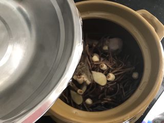 9、茶树菇老鸡汤～强身健体,加入姜片，洗干净的莲子（红枣枸杞先不要加入，不耐煮）