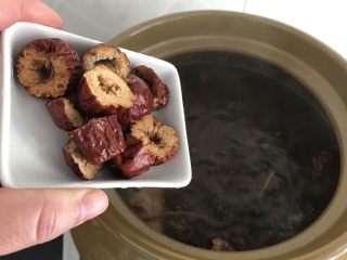 11、茶树菇老鸡汤～强身健体,加入洗净去核的红枣