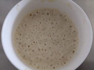 1、肉松面包(波兰种),波兰种所有材料混合,盖上保鲜膜室温发酵至全是泡泡