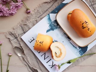 14、肉松面包(波兰种),出炉马上倒扣出来,放至手温后密封保存