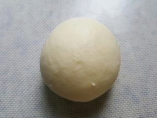 3、迷你汉堡,揉到面团出面筋后,加入黄油继续揉面。