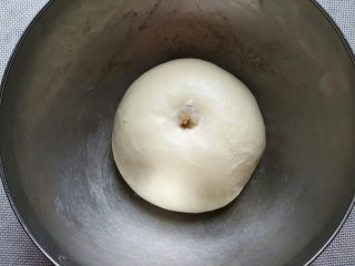 4、迷你汉堡,进行基础发酵,发酵为原体积的两倍大。