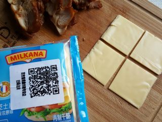 11、迷你汉堡,将一片百吉福奶酪片一分为四,12个汉堡胚切三片就够了