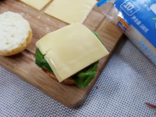 14、迷你汉堡,加一片切好的百吉福奶酪片。