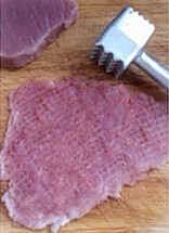2、黄金炸猪排,用肉锤反复锤打直至变薄变大