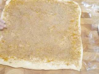 8、肉桂面包卷,把肉桂糖均匀的撒在面片上