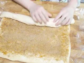 9、肉桂面包卷,从靠近自己的一段开始卷，在接口处涂上清水封口