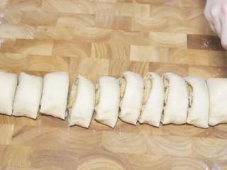 10、肉桂面包卷,揉搓成粗细均匀的长条状，切成12份