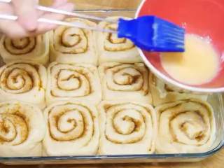 13、肉桂面包卷,在面包卷上刷上蛋液，放入烤箱烤25分钟