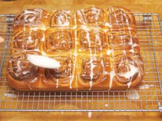 15、肉桂面包卷,面包卷放架子上晾凉，把糖霜浇在上面