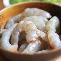 2、泰式炸虾饼,得到一大碗虾仁。