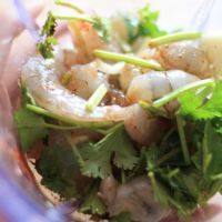 3、泰式炸虾饼,把虾仁,香菜剁成段,大蒜拍扁,放入料理机,加入1勺鱼露,1勺盐,适量黑胡椒。