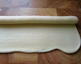 5、葵花酥 ,再次擀成长方形大片，沿长边自上而下卷起来