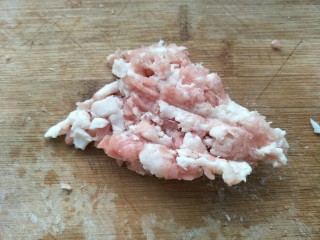 3、麻婆豆腐,接着把肉剁成肉末。