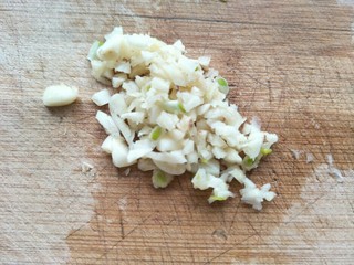 4、麻婆豆腐,蒜也剁成蒜末。