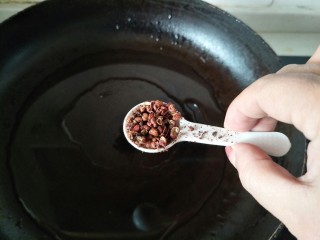 7、麻婆豆腐,锅里加油烧热，加入花椒炒香，捞出。