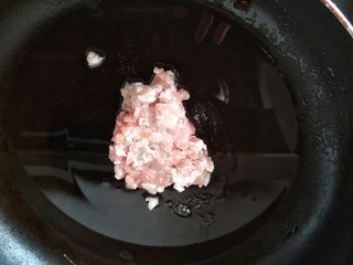 8、麻婆豆腐,把肉末先下锅炒至变白。