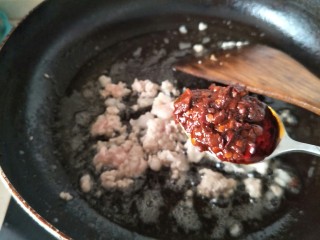 9、麻婆豆腐,加入一勺郫县豆瓣酱。