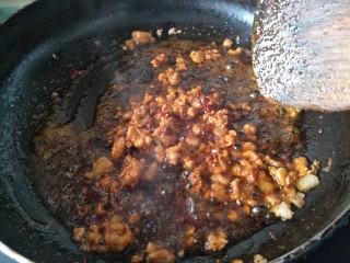 10、麻婆豆腐,小火炒出红油。