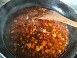 12、麻婆豆腐,加入适量的水，加生抽调味。