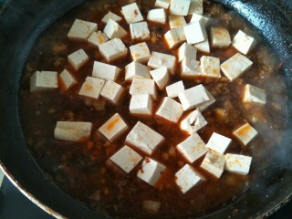 13、麻婆豆腐,下入浸泡好的豆腐块继续煮。