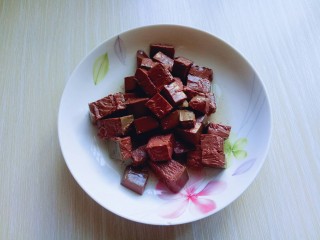 2、鸭血烩豆腐,鸭血:从盒子里取出，切小块。