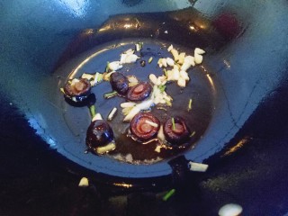 8、鸭血烩豆腐,加入泡发并洗干净的小香菇煸炒。