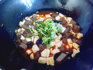17、鸭血烩豆腐,再加入切好的香菜段。