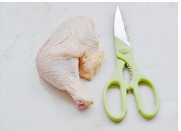 1、黑椒柠汁煎鸡扒,先给鸡腿去骨，准备一把厨房剪刀。