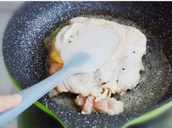 10、黑椒柠汁煎鸡扒,煎制一面金黄后，翻面，。