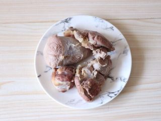 1、牛肉面,牛腱子去筋膜洗净，锅中水烧开牛腱子肉放进去煮3-5分钟捞出备用