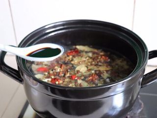 3、牛肉面,煮开之后加半汤匙老抽、半汤匙生抽、半汤匙料酒