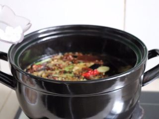 4、牛肉面,加适量的盐、放6粒冰糖提鲜