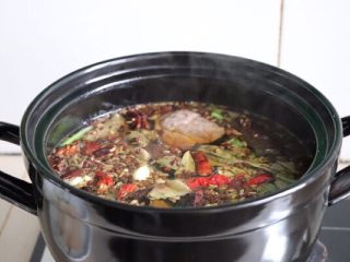 5、牛肉面,把牛腱子肉放进去