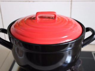 6、牛肉面,盖上砂锅盖大火烧开小火焖1个小时以上