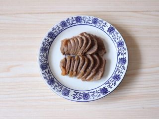 8、牛肉面,牛肉切片备用，做好卤牛肉下面开始煮面