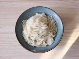 11、牛肉面,面条捞出装碗