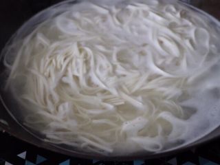 9、牛肉面,锅中放适量的水烧开，面条放进去煮，加少许盐调味