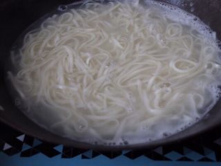 10、牛肉面,煮开加少许凉水放进去继续煮至面条熟透即可