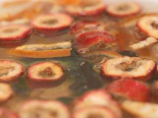 2、【酸梅汤】最正宗的古法酸梅汤，是烟熏味的,用清水浸泡二十分钟；