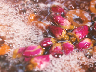 8、【酸梅汤】最正宗的古法酸梅汤，是烟熏味的,出锅前10分钟放入玫瑰花；