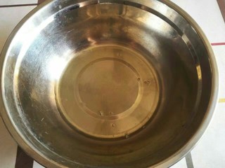 1、法式法芙娜可可马卡龙,分离蛋白，然后用保鲜袋或者保鲜膜装起来（用牙签戳小孔），放入冰箱冷藏三天。