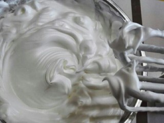 6、法式法芙娜可可马卡龙,蛋白打发到干性。