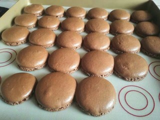 12、法式法芙娜可可马卡龙,出炉以后晾凉。