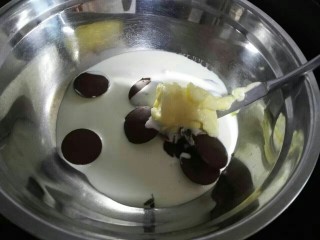 13、法式法芙娜可可马卡龙,将C里面的材料隔水融化。