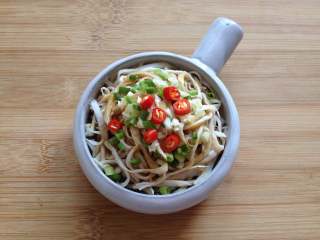 11、凉拌手撕杏鲍菇,撒上葱花、蒜末和红椒粒