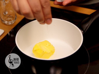 1、让世上没有难做的泡芙,先在一个小奶锅里倒入清水、黄油和一小捏盐